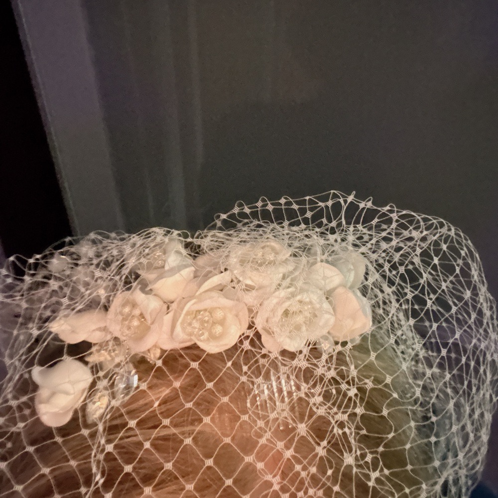 Rhinestone Flower Headpiece with birdcage - Picture 3 of 4